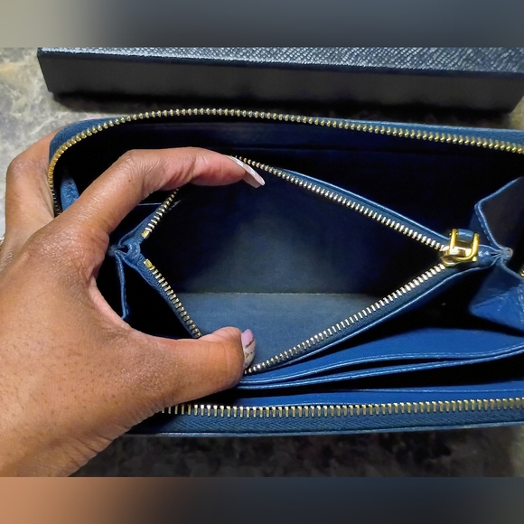 💙PRADA Saffiano Blue Leather Zip Around Wallet. W/Box & AUTHENTICITY Card! 💙 - Picture 8 of 11